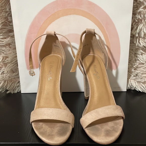 •𝙲𝚄𝚃𝙴 𝙷𝙴𝙴𝙻𝚂 - Picture 2 of 7